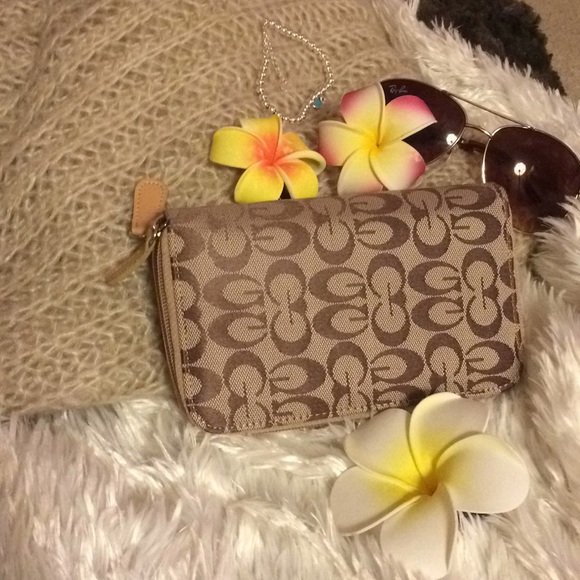 Multi function wallet double zips all d way around - Picture 8 of 8